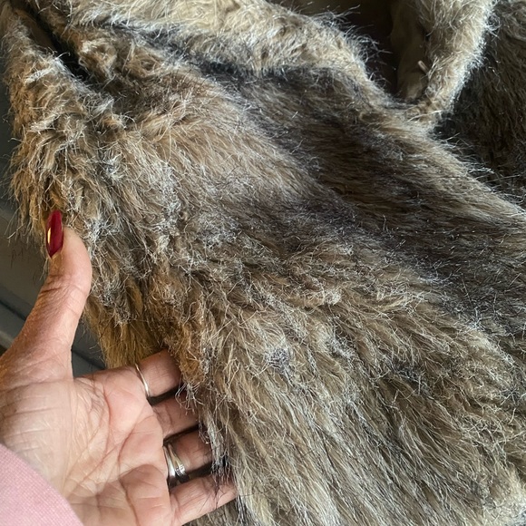 Faux Fur Vest with Pockets & Closures - Picture 4 of 5